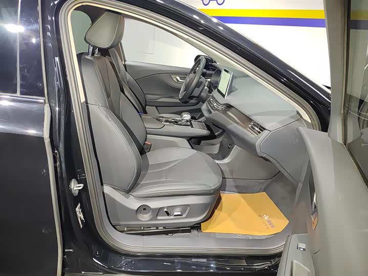 Фото 8 - Hongqi E-QM5