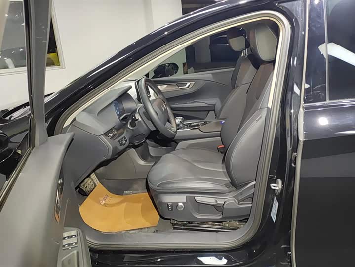 Фото 9 - Hongqi E-QM5