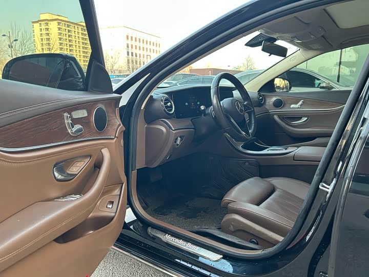 Фото 5 - Mercedes-Benz E-Class