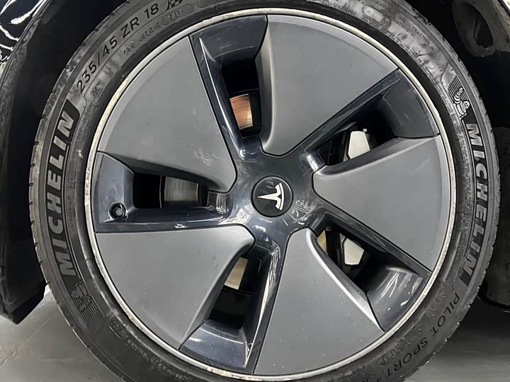 Фото 4 - Tesla Model 3