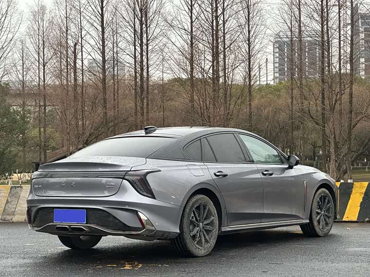 Фото 7 - Hongqi H6