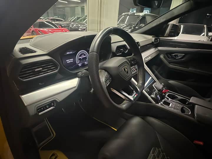 Фото 5 - Lamborghini Urus