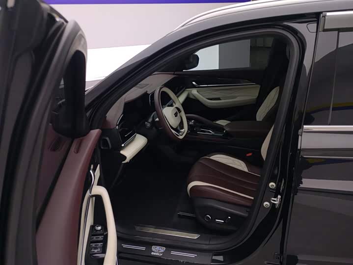 Фото 9 - Geely Monjaro