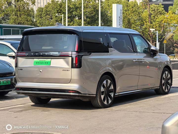 Фото 7 - Volvo EM90