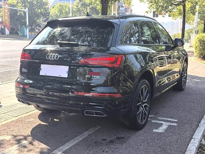 Фото 9 - Audi Q5L