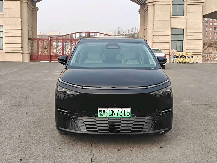 Фото 1 - XPeng X9