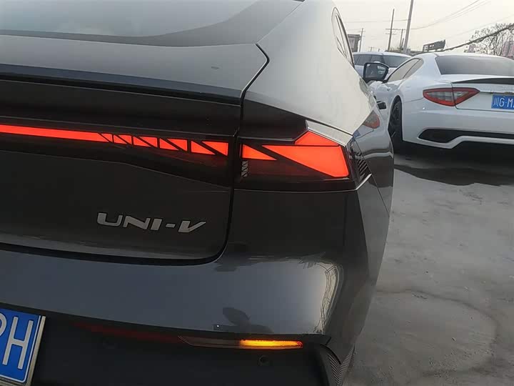 Фото 8 - Changan UNI-V