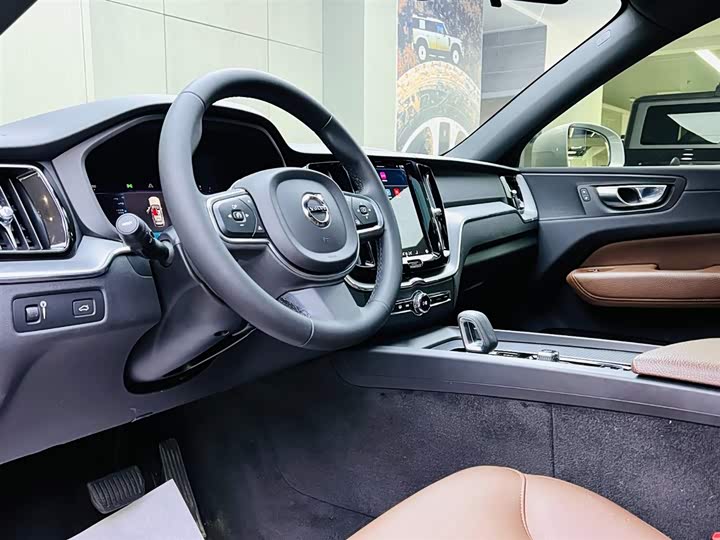 Фото 8 - Volvo XC60