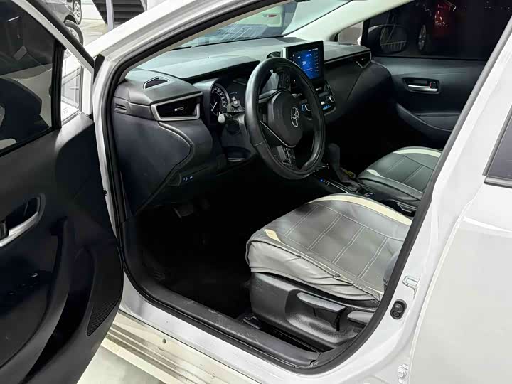 Фото 2 - Toyota Corolla