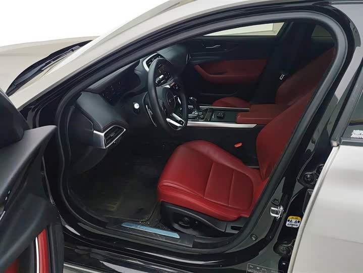 Фото 9 - Jaguar XE L