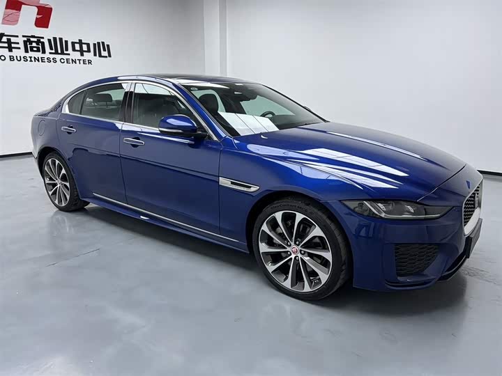 Фото 3 - Jaguar XE L
