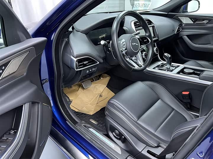 Фото 7 - Jaguar XE L