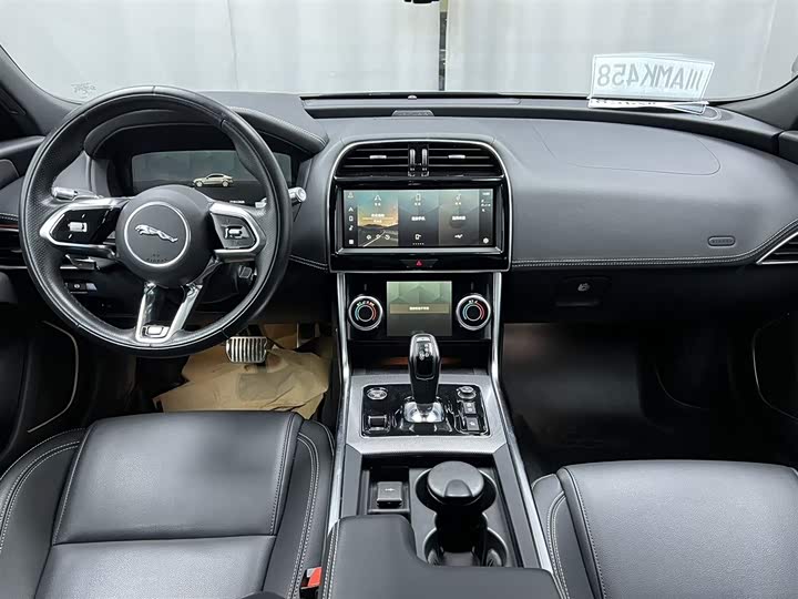 Фото 9 - Jaguar XE L