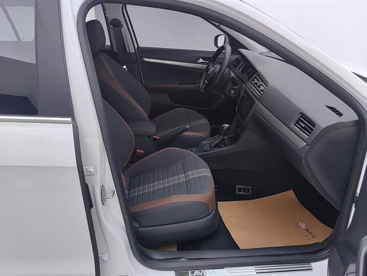 Фото 8 - Volkswagen Lavida