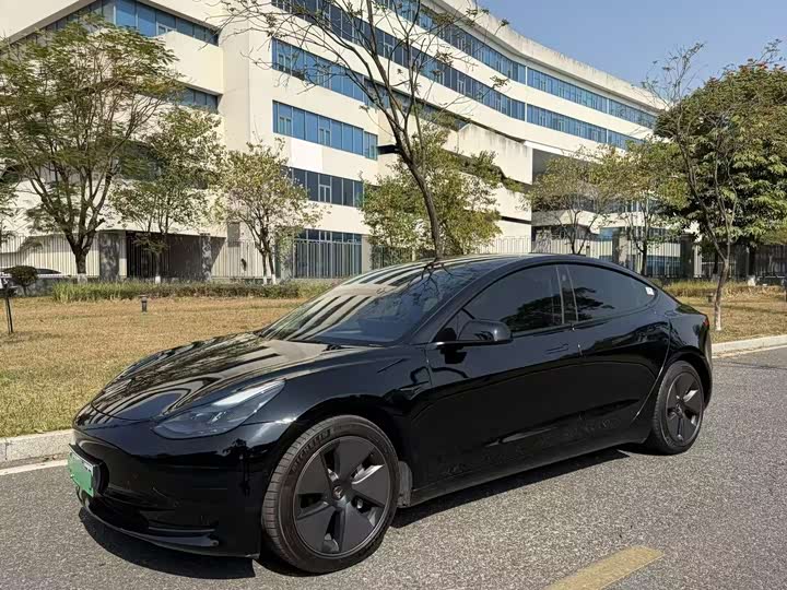 Фото 1 - Tesla Model 3