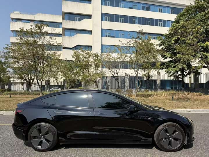 Фото 8 - Tesla Model 3