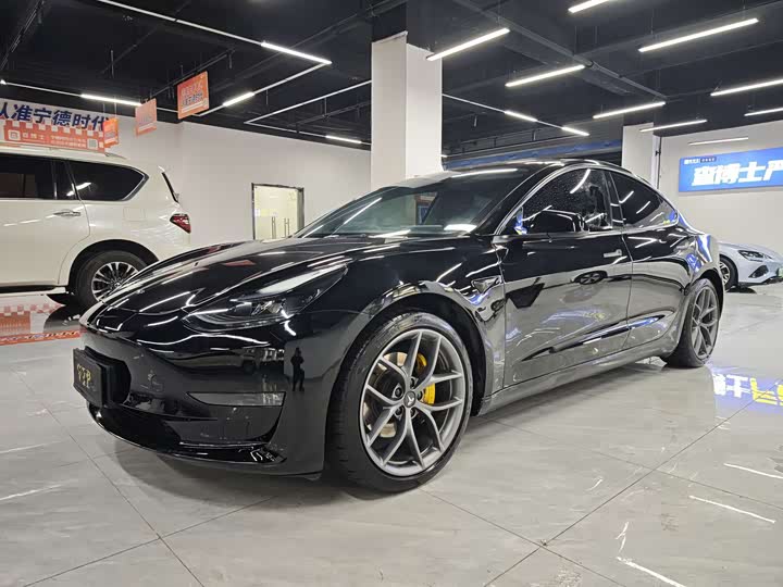 Фото 1 - Tesla Model 3