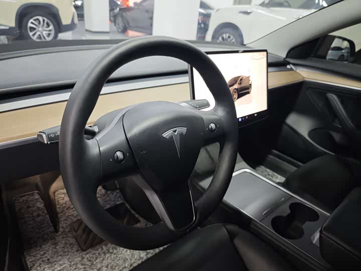 Фото 9 - Tesla Model 3