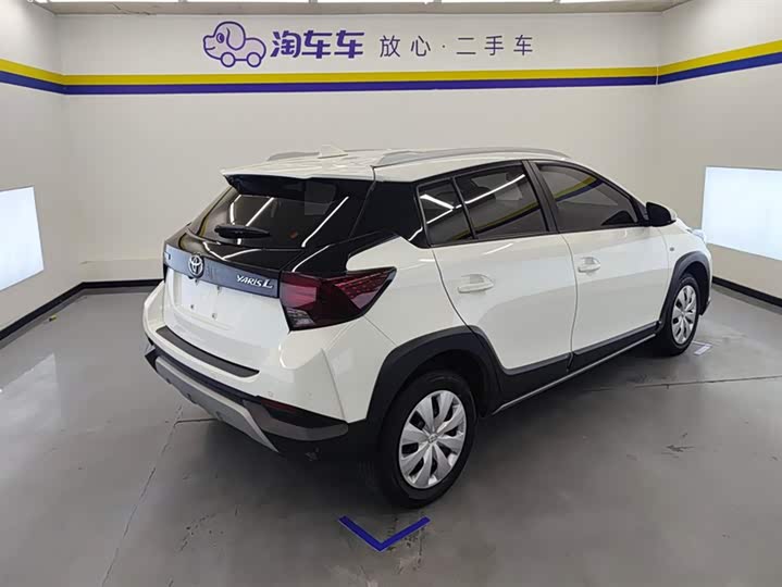 Фото 3 - Toyota Yaris L Hatchback