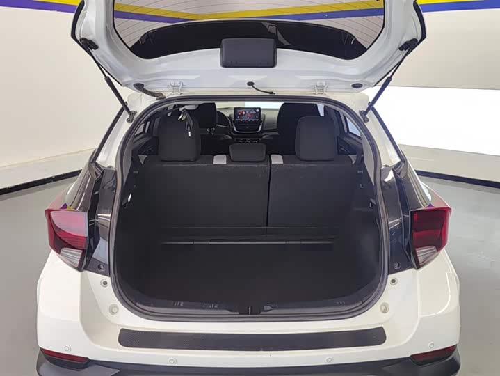 Фото 4 - Toyota Yaris L Hatchback