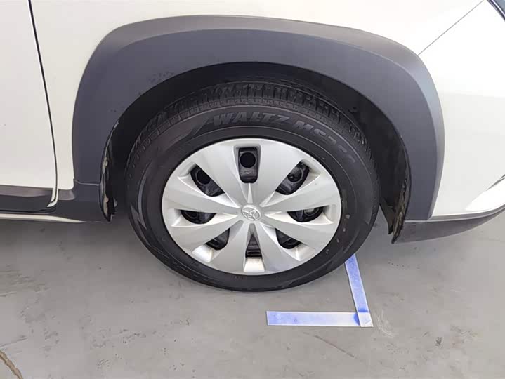 Фото 6 - Toyota Yaris L Hatchback