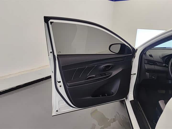 Фото 7 - Toyota Yaris L Hatchback