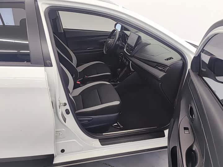 Фото 8 - Toyota Yaris L Hatchback