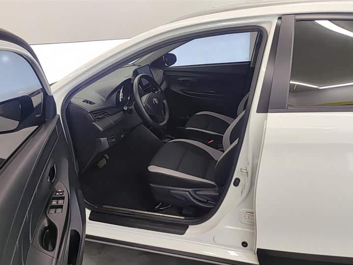 Фото 9 - Toyota Yaris L Hatchback