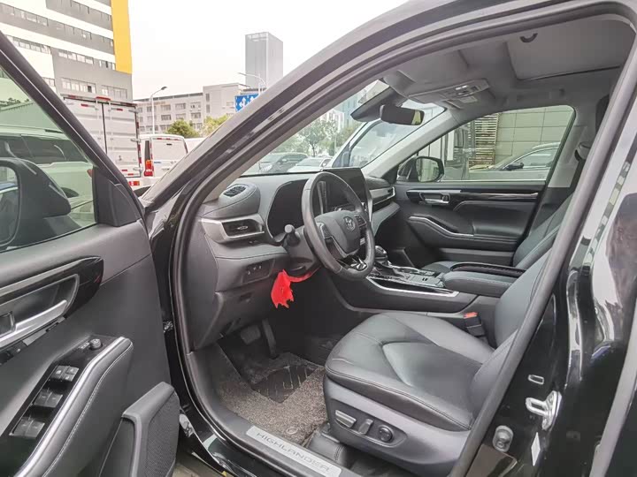 Фото 4 - Toyota Highlander