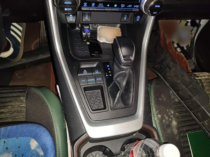 Фото 7 - Toyota RAV4