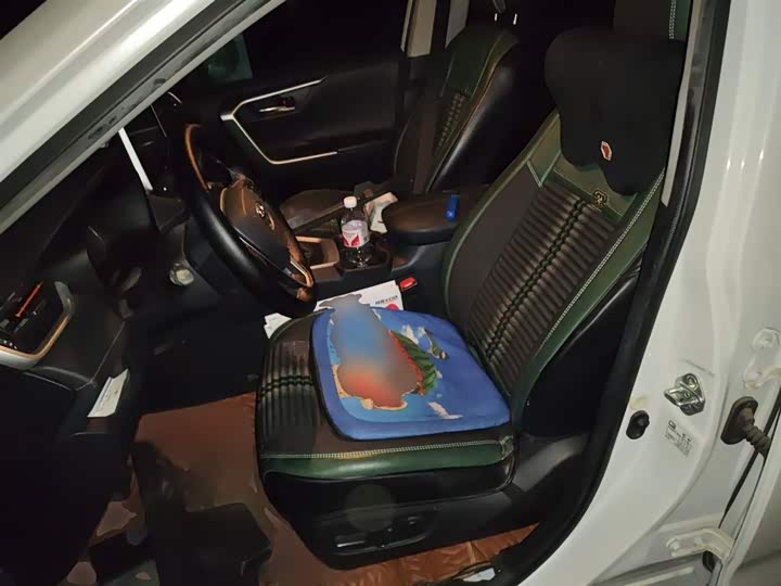 Фото 8 - Toyota RAV4