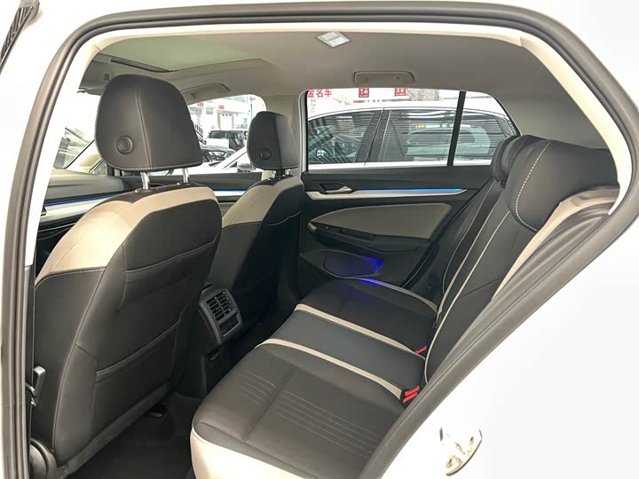 Фото 8 - Volkswagen Golf