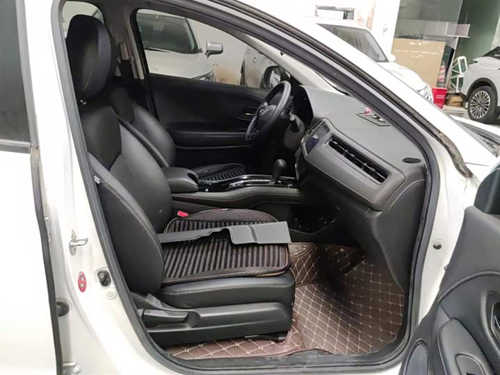 Фото 8 - Honda Vezel