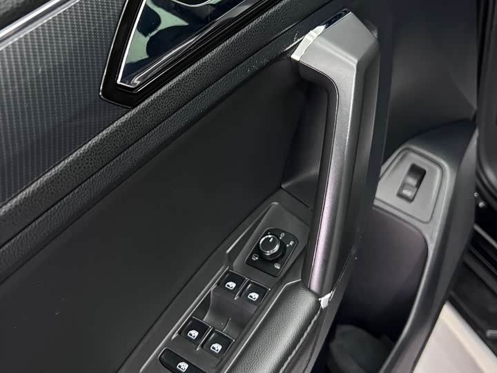 Фото 4 - Volkswagen Tiguan L Pro