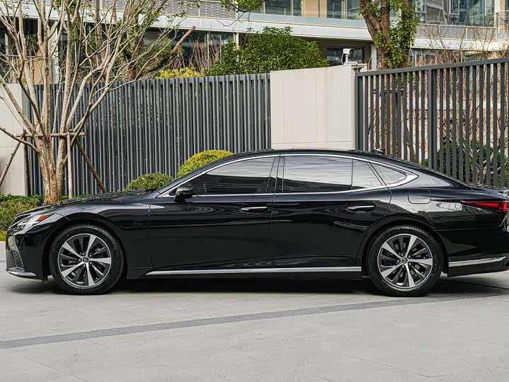 Фото 7 - Lexus LS
