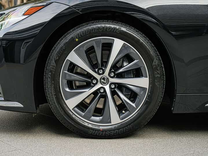 Фото 8 - Lexus LS