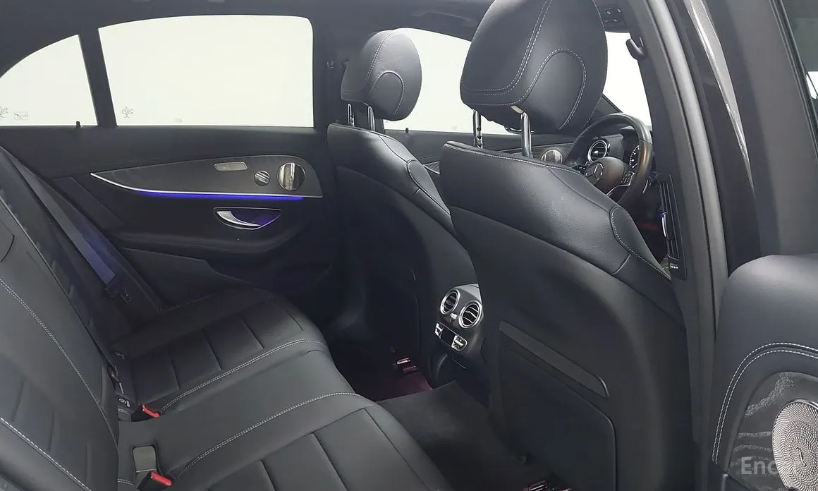 Фото 10 - Mercedes-Benz E-Class