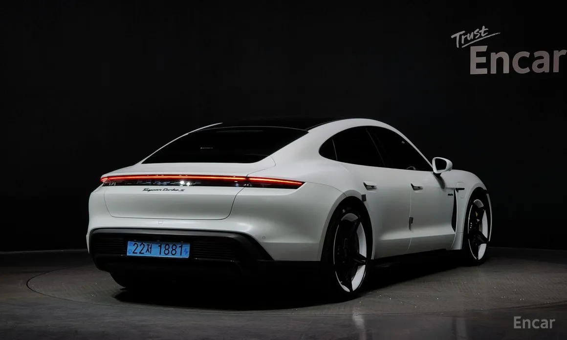 Фото 2 - Porsche Taycan