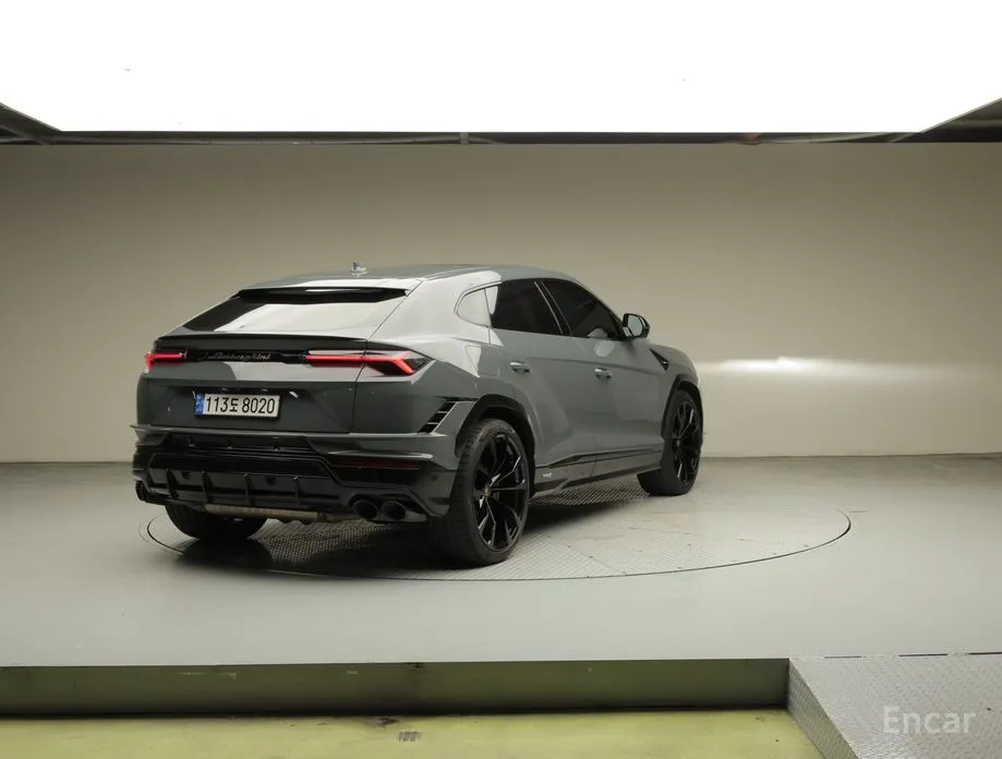 Фото 2 - Lamborghini Urus