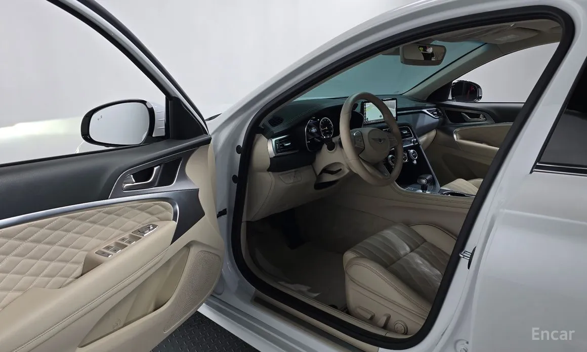 Фото 10 - Genesis G70