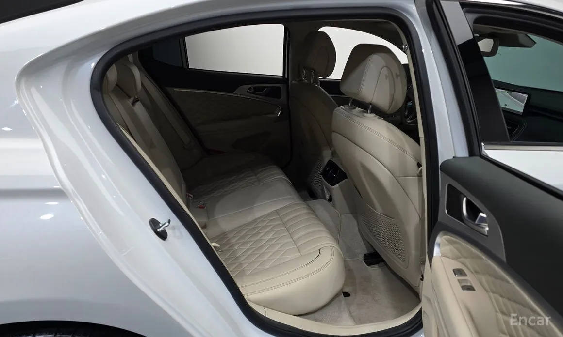 Фото 12 - Genesis G70