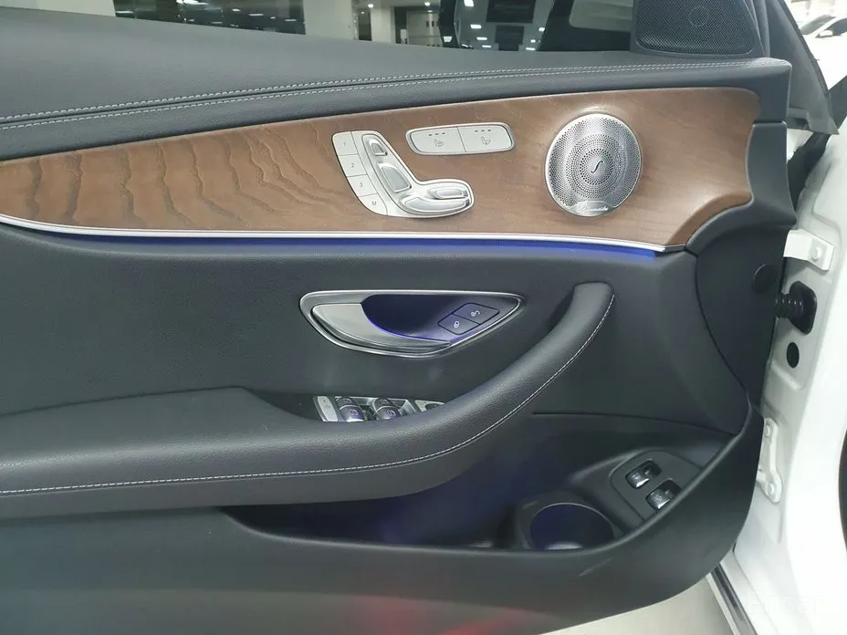 Фото 15 - Mercedes-Benz E-Class