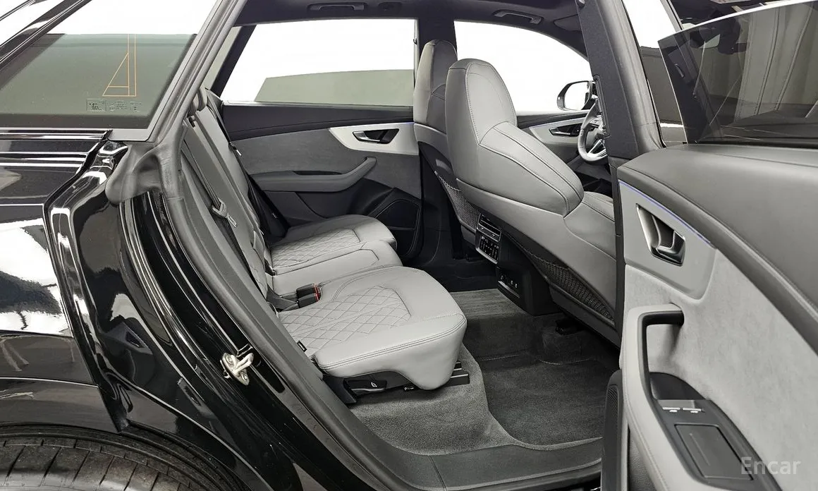 Фото 12 - Audi Q8