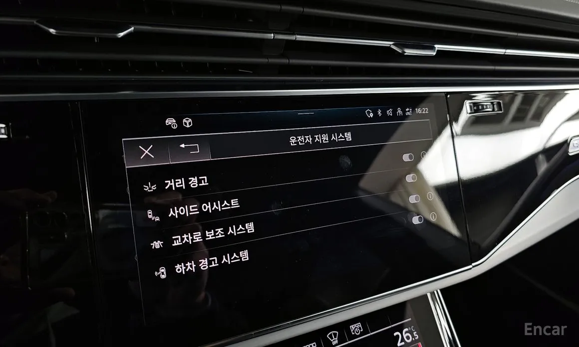 Фото 16 - Audi Q8