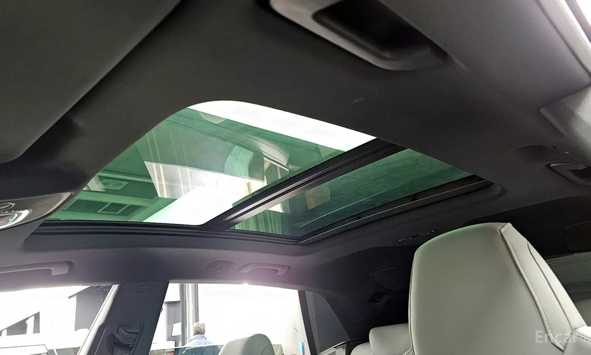 Фото 18 - Audi Q8