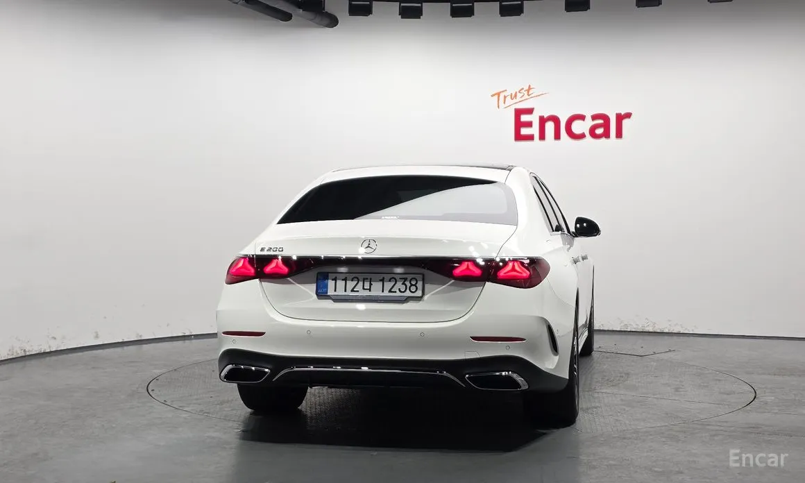 Фото 4 - Mercedes-Benz E-Class