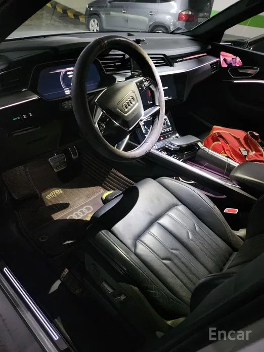 Фото 12 - Audi e-tron