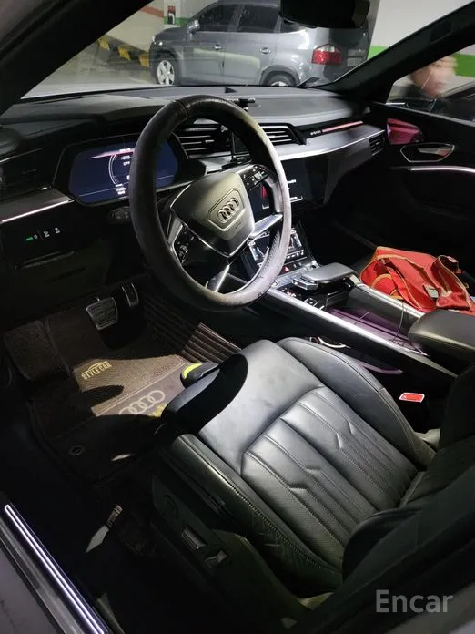 Фото 14 - Audi e-tron