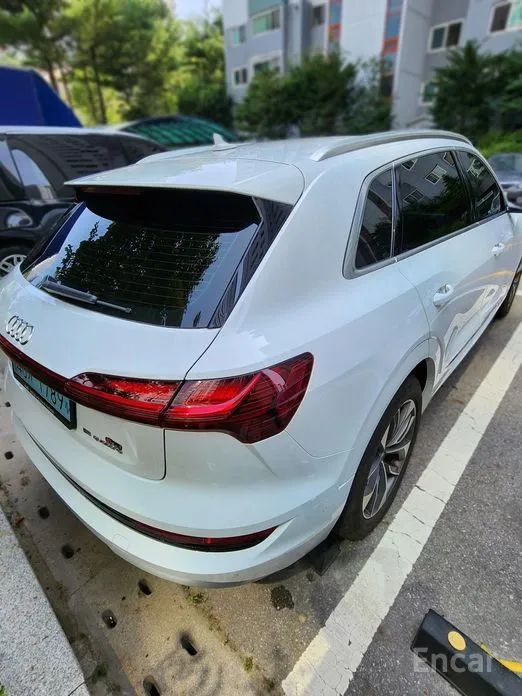 Фото 2 - Audi e-tron