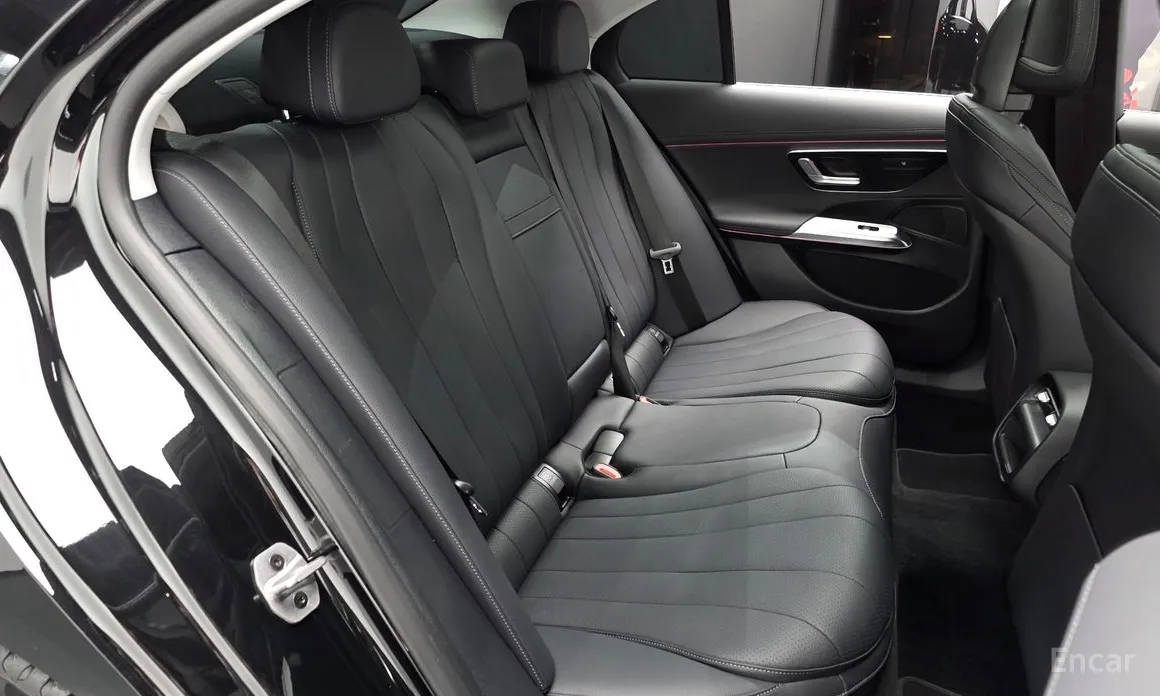 Photo 12 - Mercedes-Benz E-Class